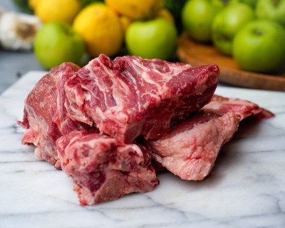 Свинина на кости охлаждённая 1 кг - купить в Новокиевке